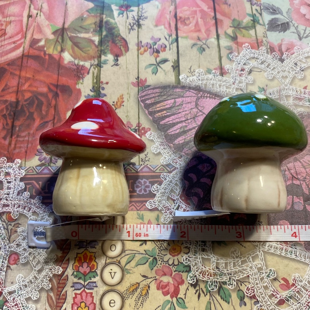 Adorable salt and pepper ceramic mushrooms set cottage core grandma core - Picture 1 of 5